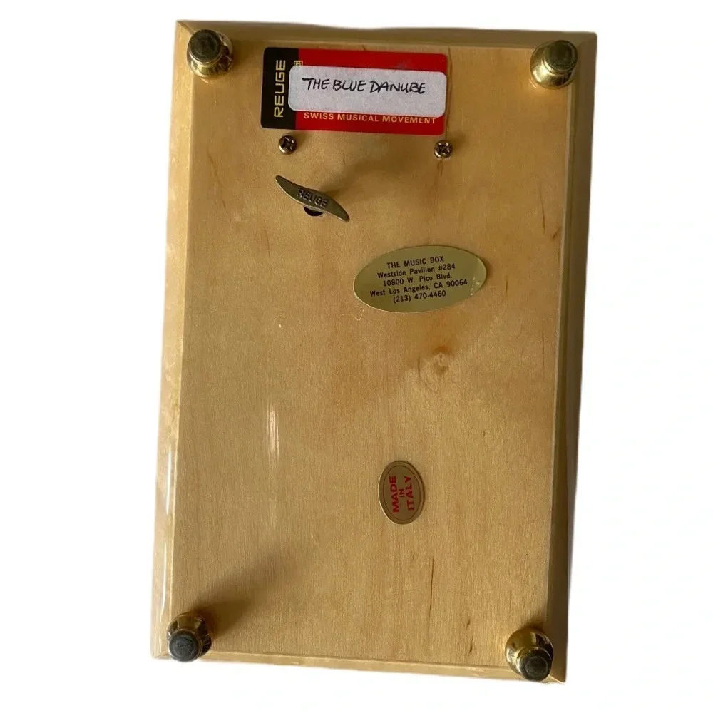 Beautiful vintage jewelry music box​